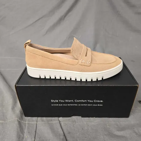 BOXED PAIR OF VIONIC SLIP ON SHOES IN BEIGE - 6