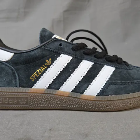 BOXED PAIR OF ADIDAS HANDBALL SPEZIAL SHOES IN DUSTY NAVY/WHITE UK SIZE 6