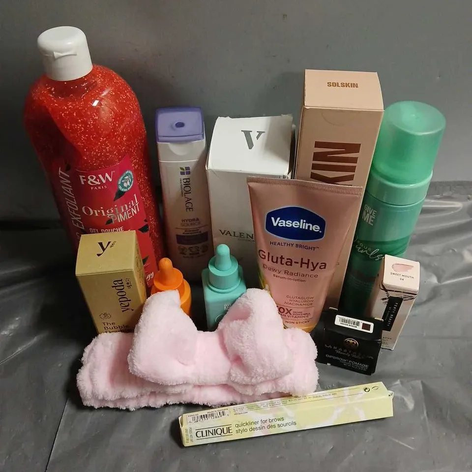 APPROXIMATELY 20 ASSORTED COSMETIC PRODUCTS INCLUDE - FENTY BEAUTY GLOSS BOMB LIP ILLUMINIZER - YEPODA THE BUBBLE DOUBLE CLEANSING FOAM - SOLSKIN DARK SELF-TANNING MOUSSE - ETC