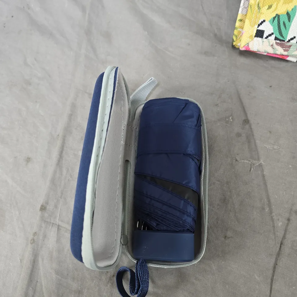 BOX OF APPROXIMATELY 20 ASSORTED ITEMS TO INCLUDE: FLORAL BAG AND UMBRELLA 