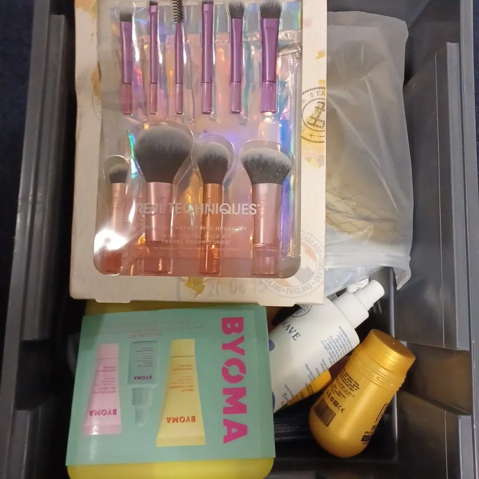 LOT OF APPROXIMATELY 20 COSMETICS ITEMS TO INCLUDE MAKEUP BRUSHES , SO CLEAR SET , REFRESH SPRAY , ETC  