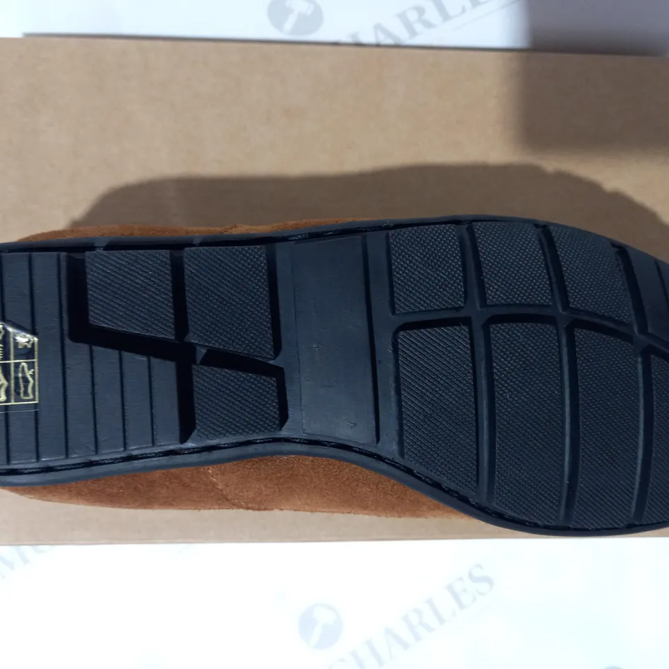 BOXED PAIR OF SAMUEL WINDSOR FLEECE LINED LOAFERS IN BROWN UK SIZE 8