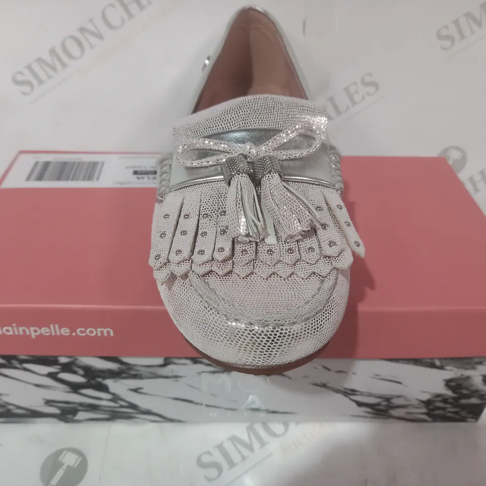 BOXED PAIR OF MODA IN PELLE ETHELIA LOAFERS IN SILVER SIZE 7
