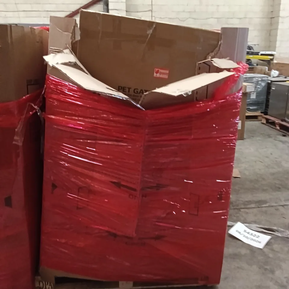 PALLET OF ASSORTED ITEMS INCLUDING - PET GATE, TRAY