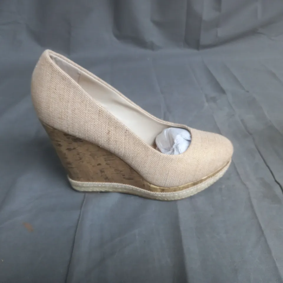 BOX OF APPROXIMATELY 8 WEDGE SHOES IN VARIOUS IN THE COLOR OAT MEAL 