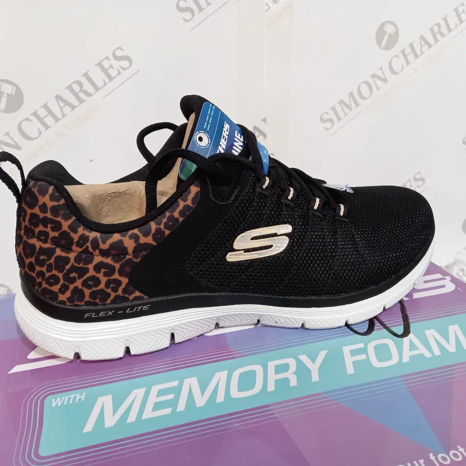 BOXED SKETCHERS MEMORY FOAM BLACK SHOES - SIZE 6