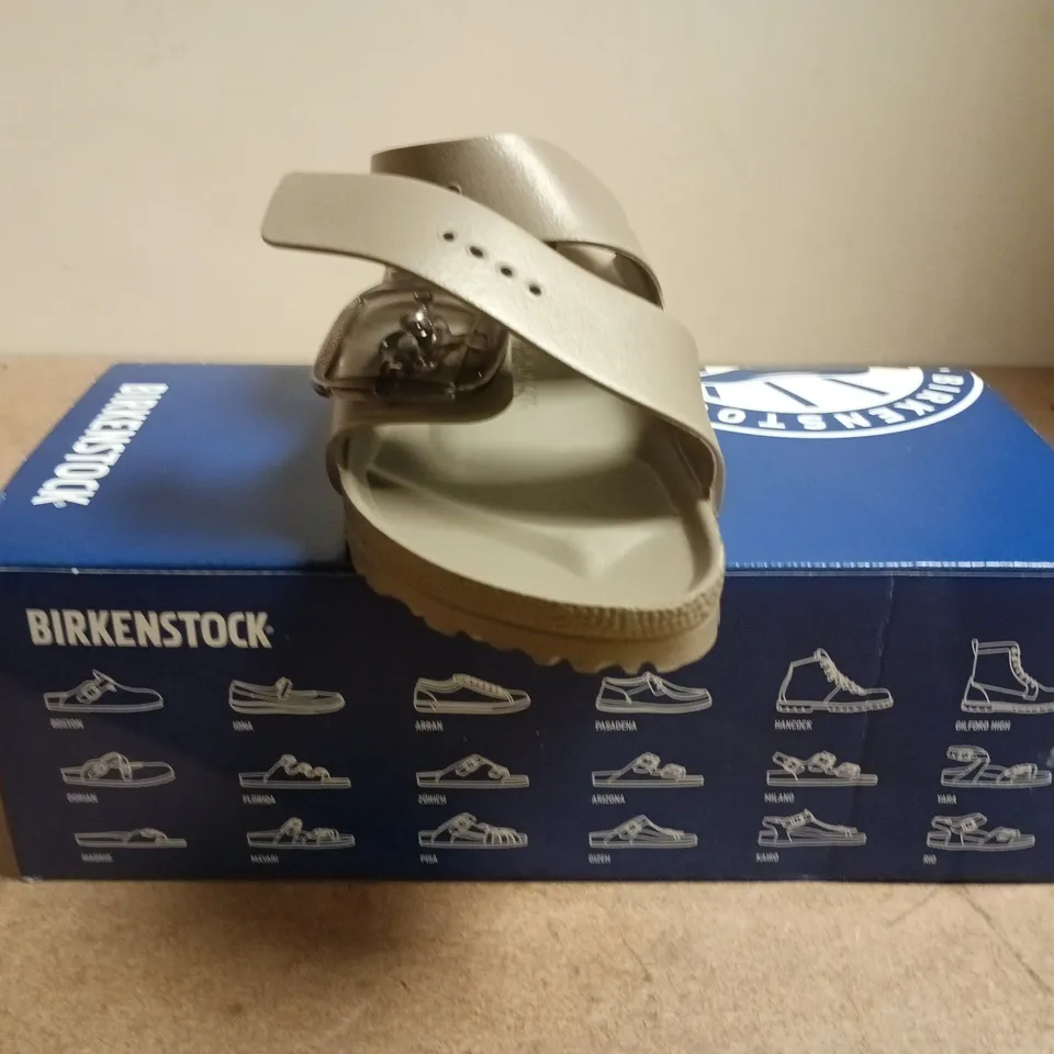 BOXED PAIR OF BIRKENSTOCK ARIZONA BIG BUCKLE SANDALS IN GREY TAUPE SIZE UK 5