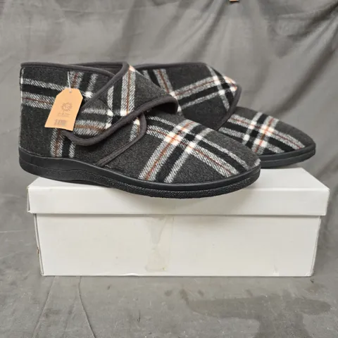 BOXED PAIR OF JO & JOE CECIL SLIPPERS IN GREY SIZE 9