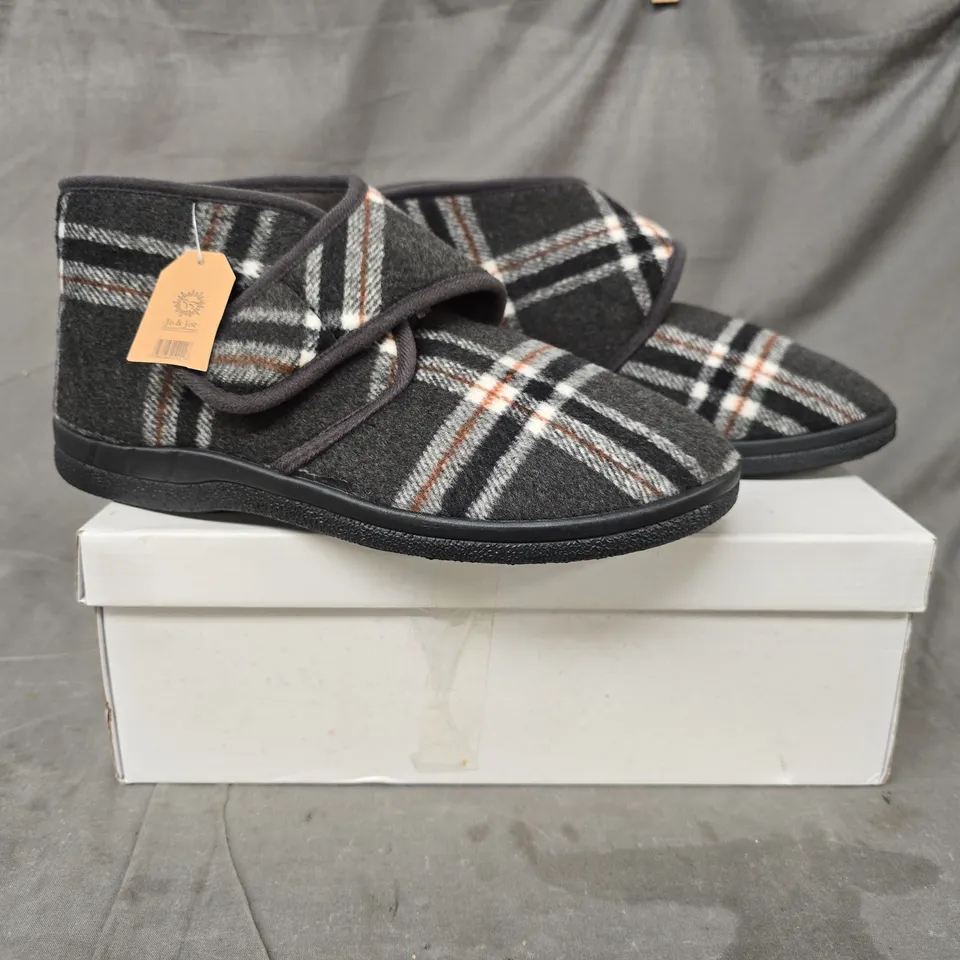 BOXED PAIR OF JO & JOE CECIL SLIPPERS IN GREY SIZE 9