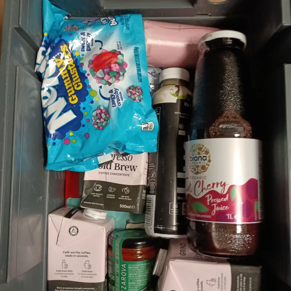 APPROXIMATELY 12 ASSORTED FOOD AND DRINKS ITEMS TO INCLUDE - HUEL BLACK EDITION VANILLA PROTEIN DRINK, TONYS CARAMEL SEA SALT CHOCOLATE BAR, GRIND ESPRESSO COLD BREW ETC 