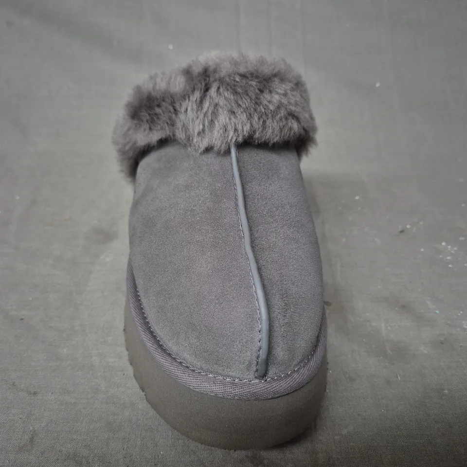 BOXED PAIR OF UGG WOMEN'S DISQUETTE SLIPEPRS IN GREY UK SIZE 8