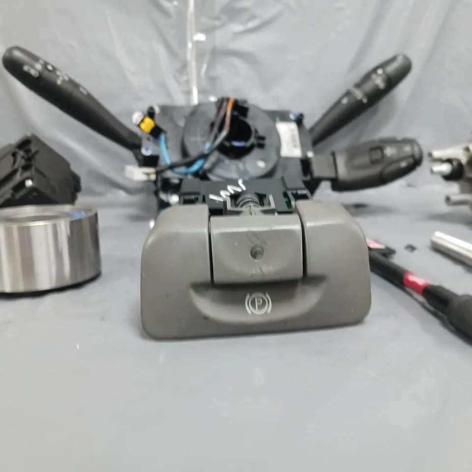 APPROXIMATELY FIVE ASSORTED CAR PARTS  TO INCLUDE; PEOGEOT 207 SQUIB WITH THE STALKS, WINDOW REGULATOR MOTOR AND TOW IRONS