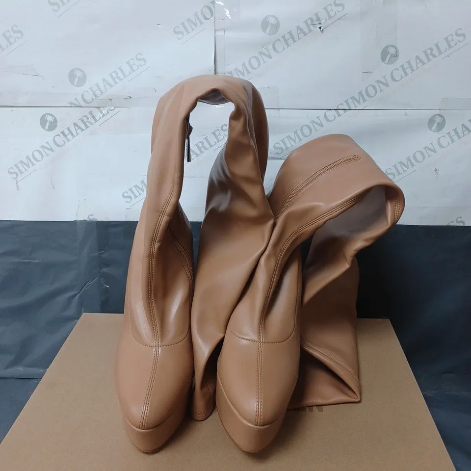 BOXED PAIR OF STEVE MADDEN TRIVIA TAN SYNTHETIC KNEE HIGH LEATHER SHOES SIZE 40