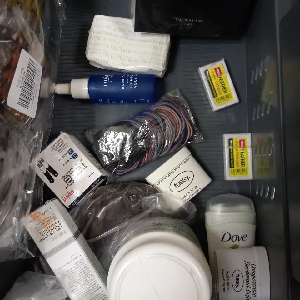BOX OF APPROXIMATELY 15 ASSORTED HEALTH & BEAUTY PRODUCTS TO INCLUDE JOHN FRIEDA LIGHTENING CONDITIONER, EYELID WIPES, MERWAVE NATURAL HAIR OIL ETC 