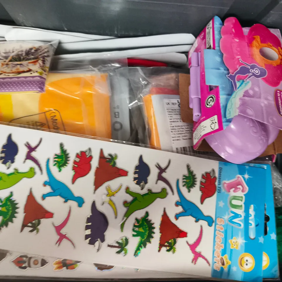 APPROXIMATELY 10 ASSORTED TOYS AND GAMES TO INCLUDE HOT WHEELS, MONSTER HIGH BEAD CASE, ETC