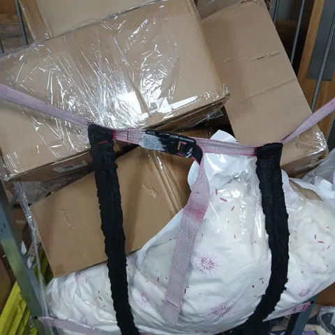 APPROXIMATELY 20 ASSORTED ITEMS TO INCLUDE FITTED SHEETS, TEXTURED THROW, ARTWORK, ETC