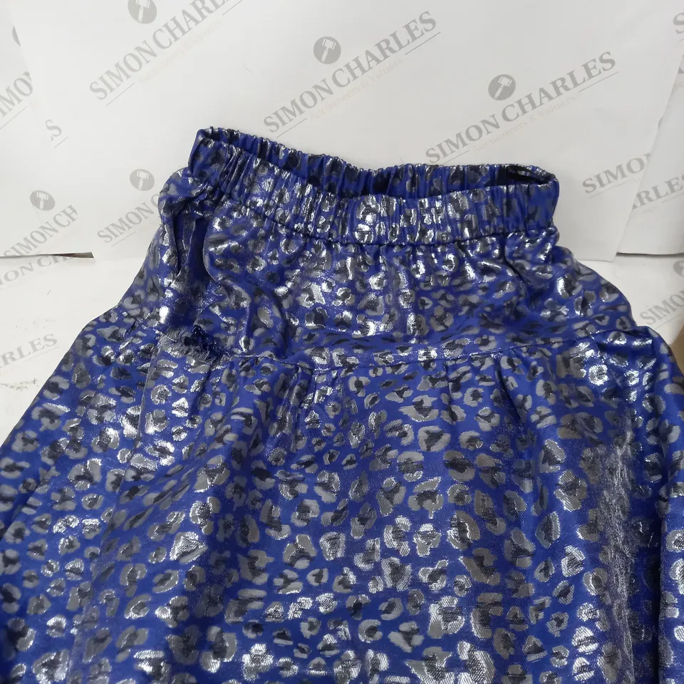 BOX OF APPROXIMATELY 10 ASSORTED CLOTHING ITEMS IN VARIOUS STYLES & SIZES TO INCLUDE SLIPPERS, TRAINERS, TROUSERS ETC 