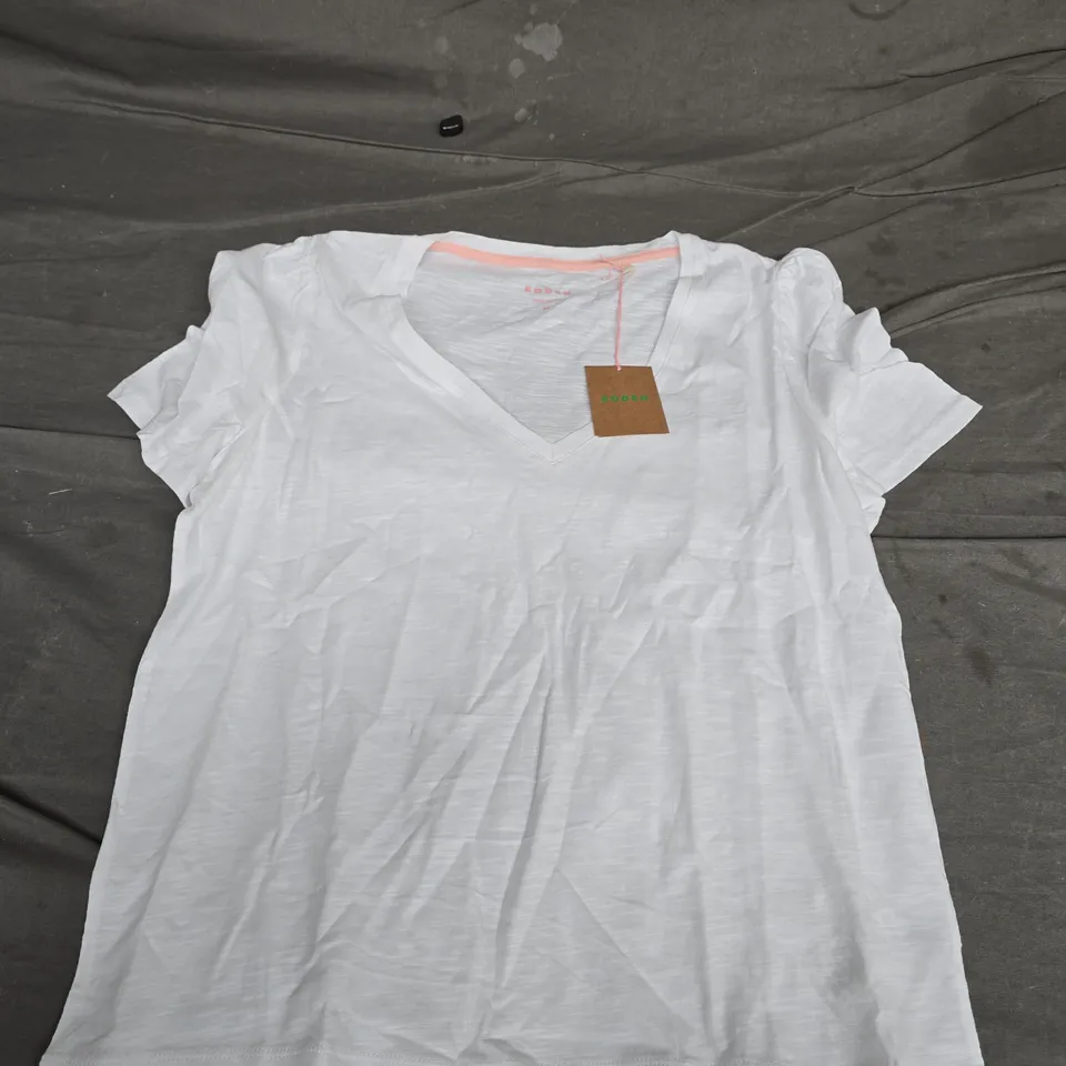 BODEN SHORT SLEEVE V NECK T-SHIRT IN WHITE - MEDIUM