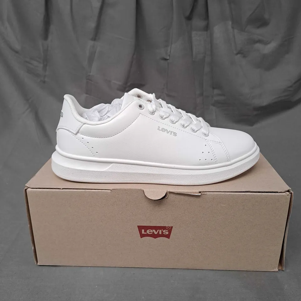 BOXED PAIR OF LEVIS ELLIS 2.0 BRILLIANT WHITE SIZE 7.5