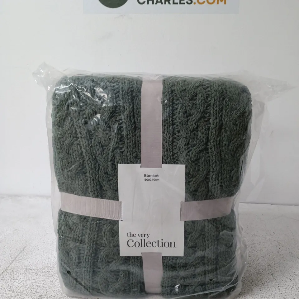 THE VERY COLLECTION CHENILLE CABLE KNIT BLANKET 150 X 240 CM - GREEN