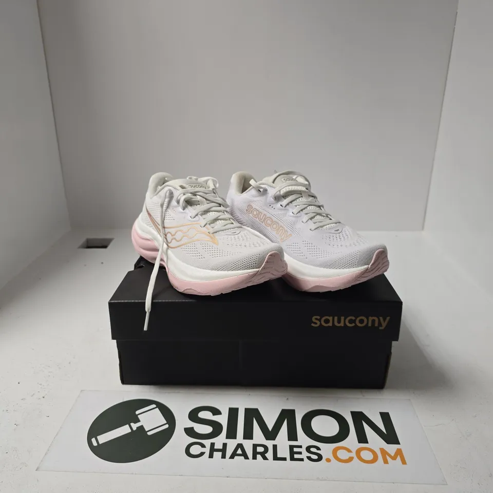 BOXED PAIR OF SAUCONY RUNNING SHOES SIZE UK 6