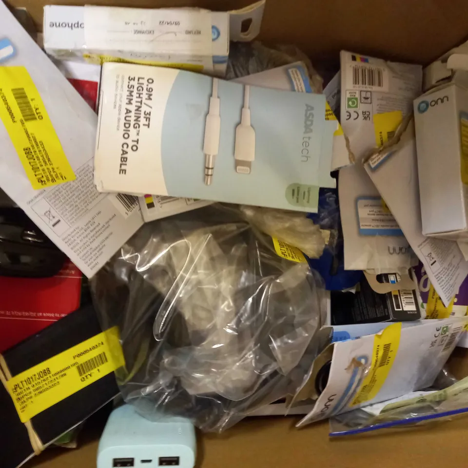 BOX OF APPROXIMATELY 20 ASSORTED ELECTRICAL ITEMS TO INCLUDE ONN DAB+/FM RADIO, ASDA TECH WIRED HEADPHONES, ONN USB-C TO USB-A CABLE, ETC