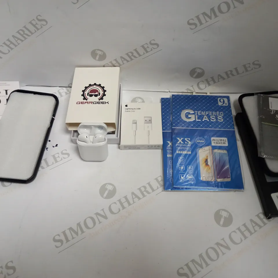 LOT OF APPROXIMATELY 20 ASSORTED PHONE ACCESSORIES AND ELECTRICALS TO INCLUDE GEAR GEEK WIRELESS EARBUDS, MULTIPLE DIFFERENT PHONE CASES FOR VARYING PHONE AND MODELS, LIGHTING TO USB CABLES, ETC