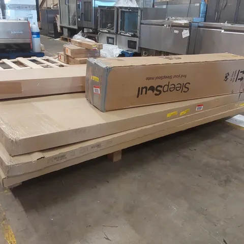 PALLET CONTAINING A LARGE ASSORTMENT OF FURNITURE PARTS 