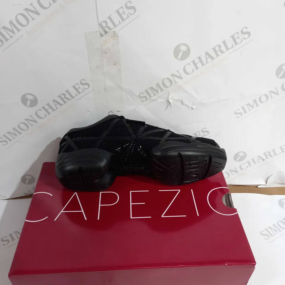 BOXED PAIR OF CAPEZIO UK 6M BLACK