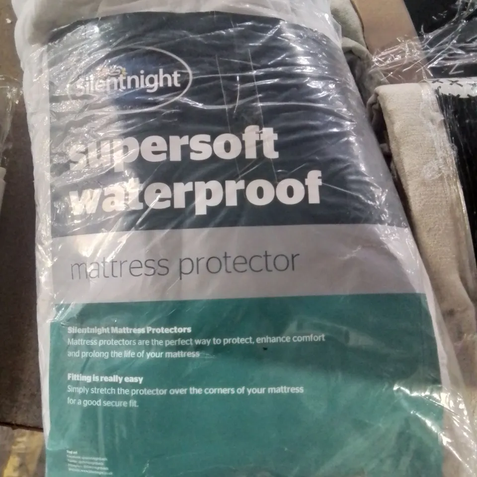 LOT CONTAINING VARIOUS CURTAINS DUVET MATRESS TOPPER ETC. (SIZES AND COLOURS VARY)
