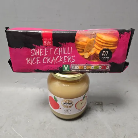 APPROXIMATELY 7 ASSORTED FOOD ITEMS TO INCLUDE - BIONA APPLE PUREE & SWEET CHILLI RICE CRACKERS
