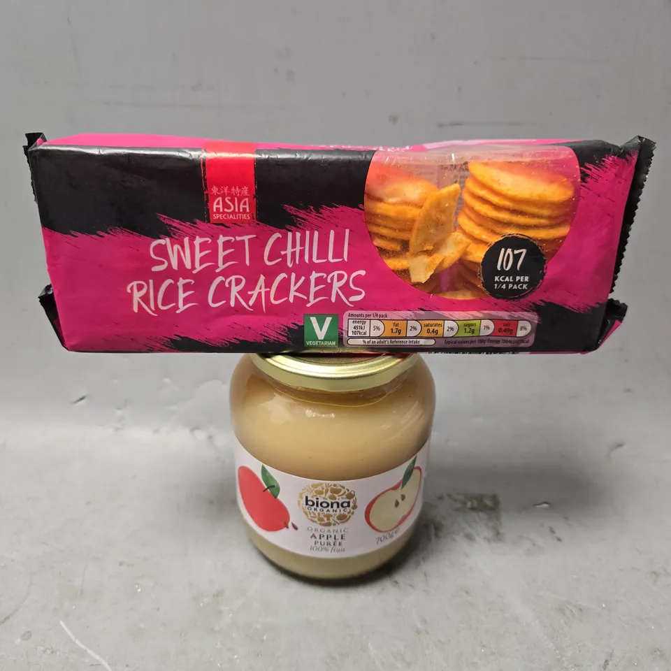 APPROXIMATELY 7 ASSORTED FOOD ITEMS TO INCLUDE - BIONA APPLE PUREE & SWEET CHILLI RICE CRACKERS 