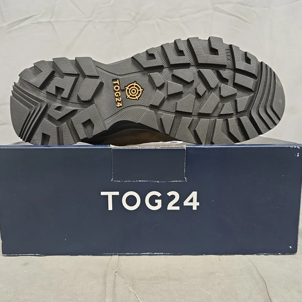 BOXED PAIR OF TOG 24 MESA WALKING LOW SHOES IN OLIVE SIZE UK 9
