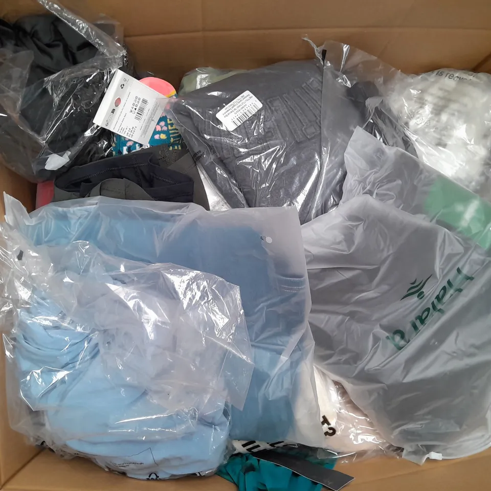 APPROXIMATELY 25 ASSORTED CLOTHING ITEMS IN VARIOUS SIZES TO INCLUDE - PANTS, TOPS, VEST, ETC