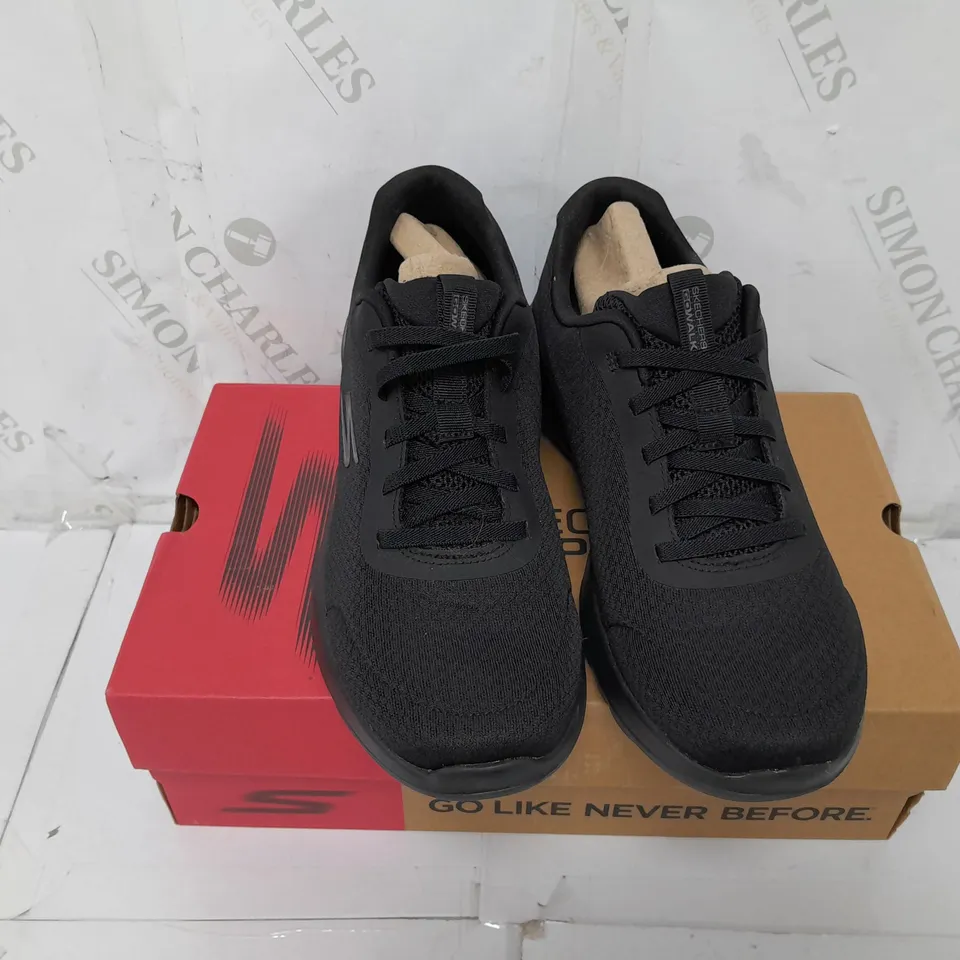 BOXED PAIR OF SKECHERS GO WALK TRAINERS IN BLACK SIZE 5