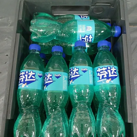 TOTE OF APPROXIMATELY 10 ASSORTED DRINKS ITEMS TO INCLUDE - FANTA