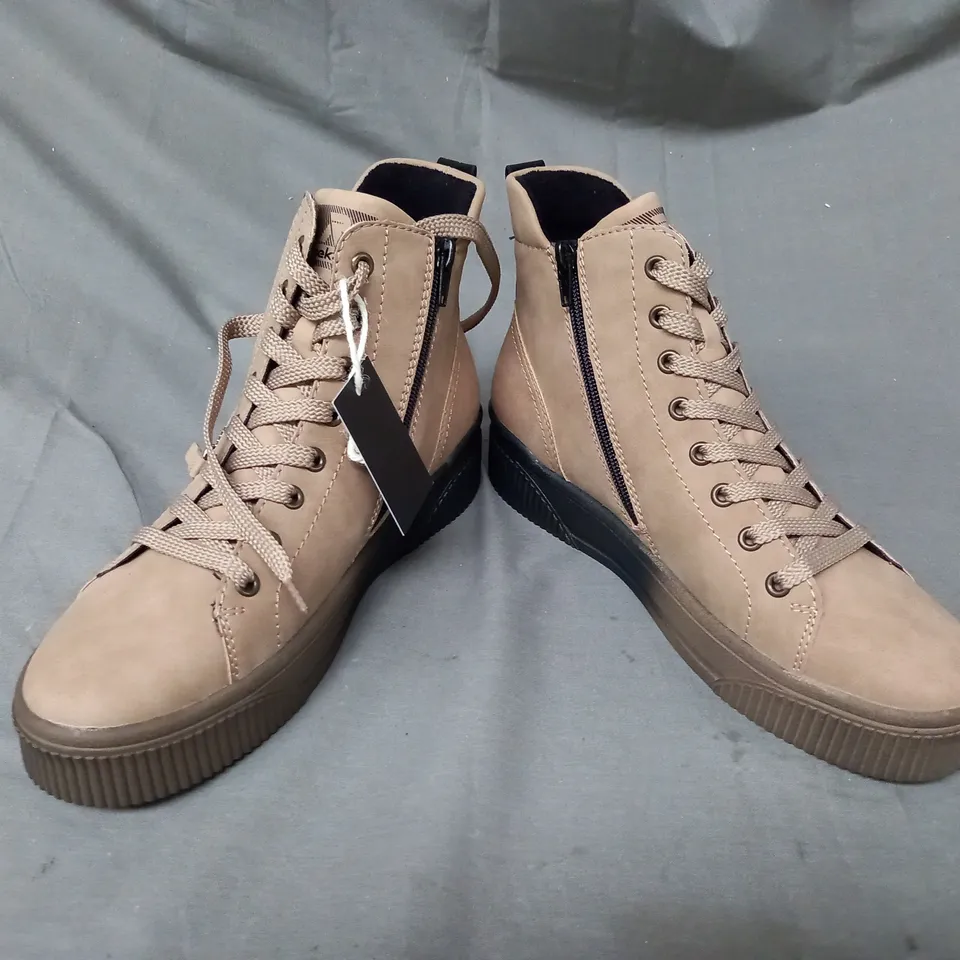 BOXED PAIR OF RIEKER PLATFORM ANKLE BOOTS IN CAMEL SIZE 6.5