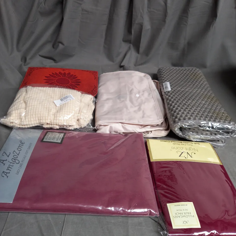 BOX OF APROXIMATELY 12 ASSORTED HOUSEHOLD ITEMS TO INCLUDE FITTED SHEETS , BAGS , STICK BLENDER , ETC 