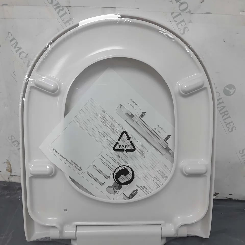 BOXED CASSELLIE RAPID FIX TOILET SEAT IN WHITE