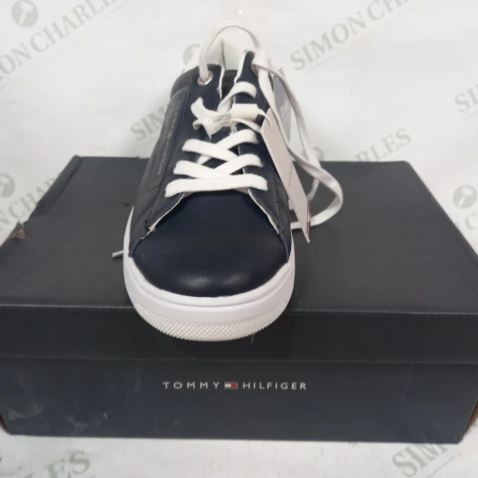 BOXED PAIR OF TOMMY HILFIGER SHOES IN NAVY/WHITE UK SIZE 7.5
