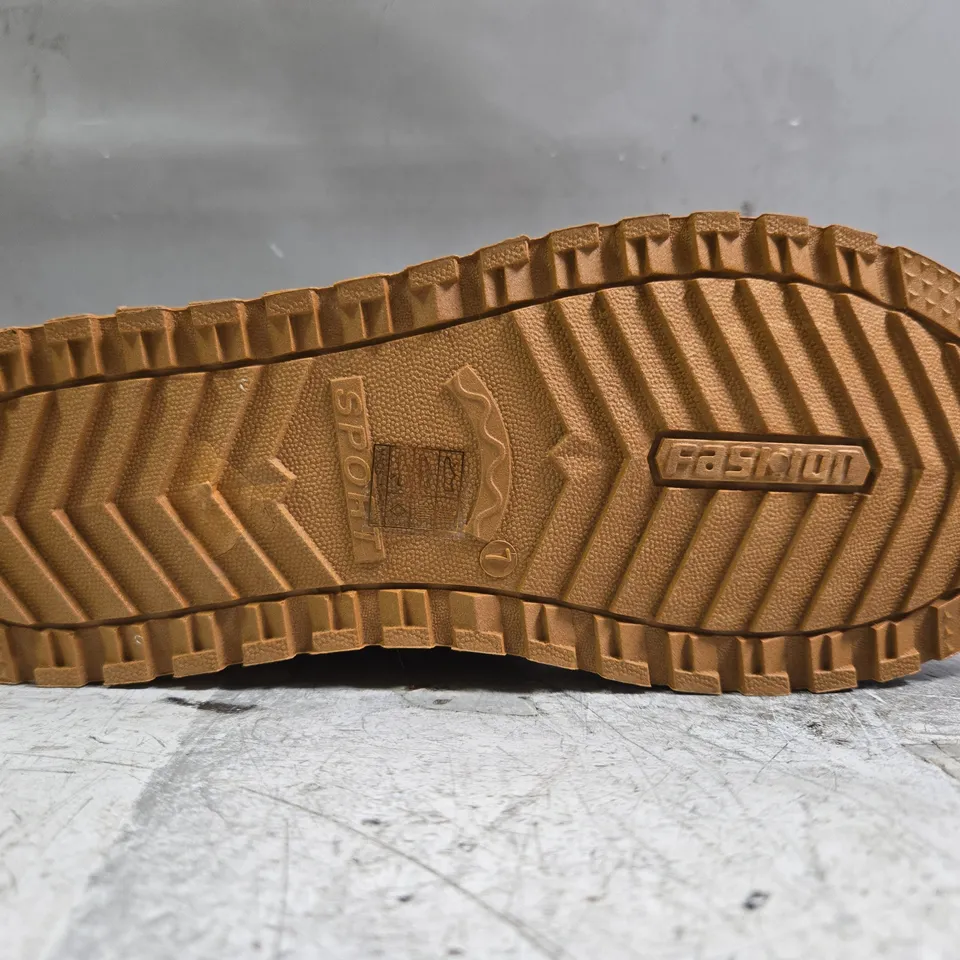 BOXED PAIR OF UNBRANDED SHOES IN TAN SIZE 7