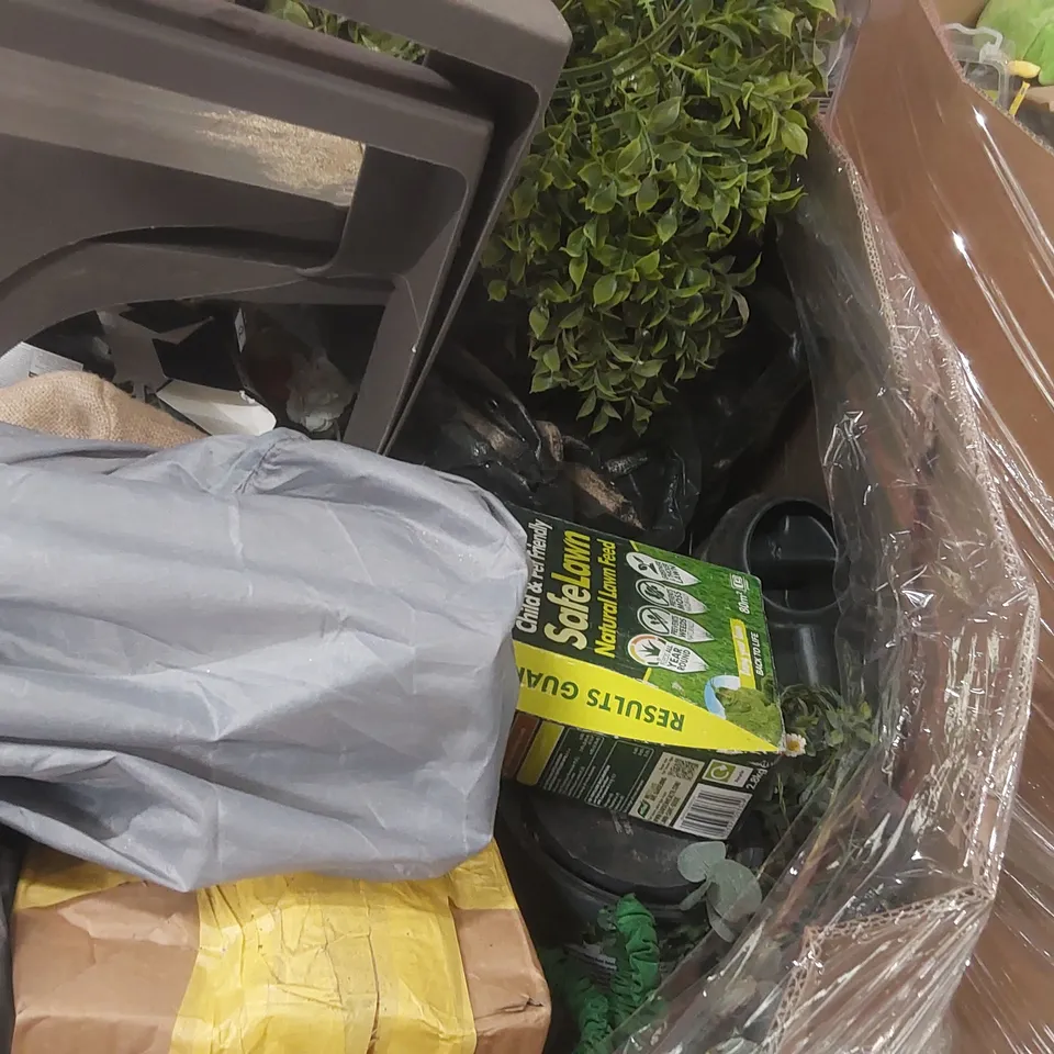 PALLET CONTAINING A VERY LARGE QUANTITY OF ASSORTED ITEMS INCLUDING: GARDEN CHAIRS, HALLOWEEN DECORATIONS, GARDENING PRODUCTS ECT