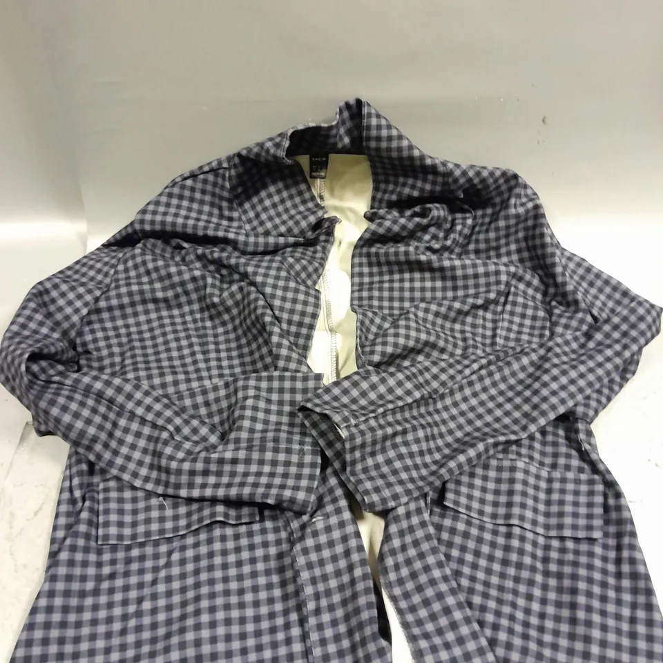 APPROXIMATELY 15 ASSORTED CLOTHING PRODUCTS IN VARIOUS STYLES & SIZES 