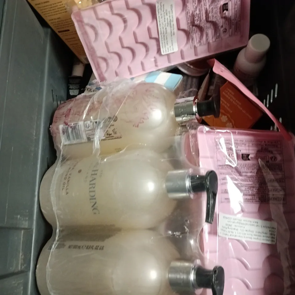 APPROXIMATEY 20 ASSORTED HEALTH AND BEAUTY PRODUCTS TO INCLUDE - JOHNSON'S BABY POWDER - SUDOCREM AND SANCTUARY SPA SALT SCRUB