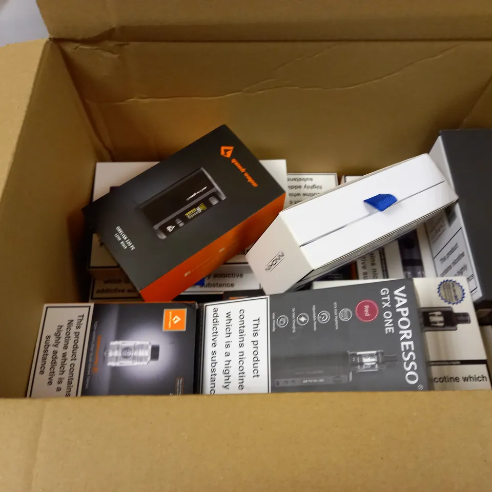 BOX OF APPROXMATELY 28 E-CIGARETTES AND LIQUIDS TO INCLUDE INNOKIN ENDURA T20 S, VAPORESSO GTX ONE, GEEKVAPE OBELISK 120 FC