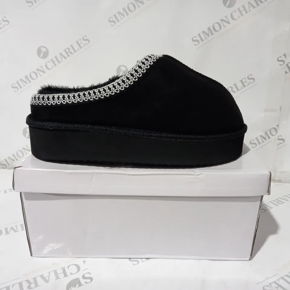 KRUCH SIZE 7 BLACK SHOES