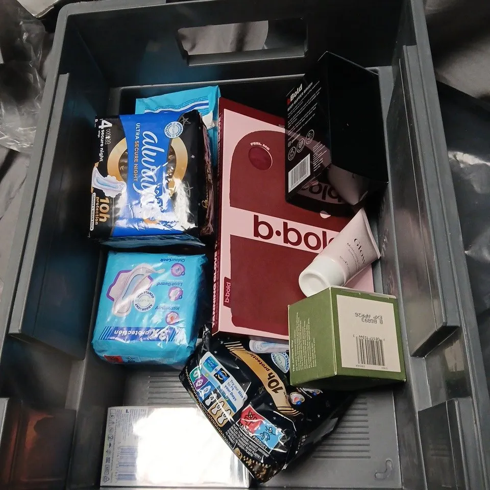 APPROXIMATELY 20 ASSORTED COSMETICS INCLUDING SHOWER OIL, THE WHITE COLLECTION GIFT SET, FOUNDATION BRUSH, SOAP AND GLORY HANDS AND TOES ETC