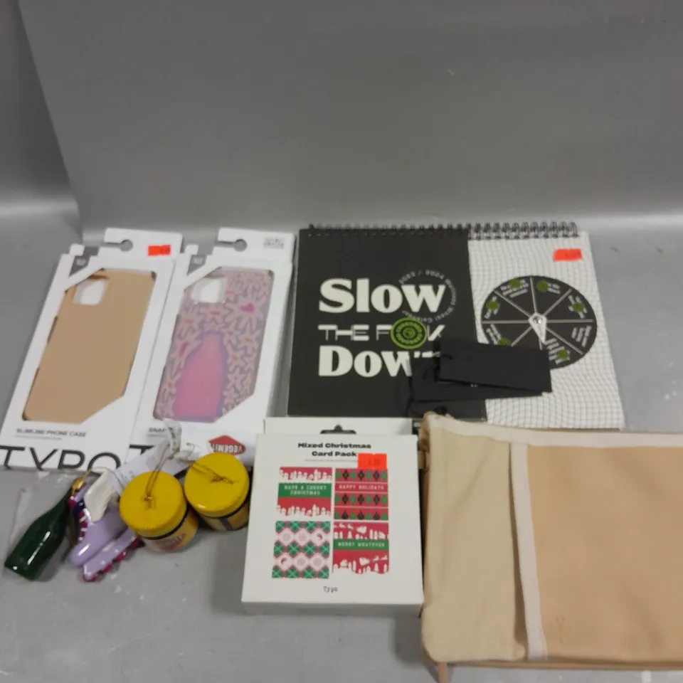 APPROXIMATELY 30 ASSORTED HOUSEHOLD PRODUCTS TO INCLUDE PROTECTIVE PHONE CASES, NOTEPAD, CHRISTMAS CARD PACK ETC 