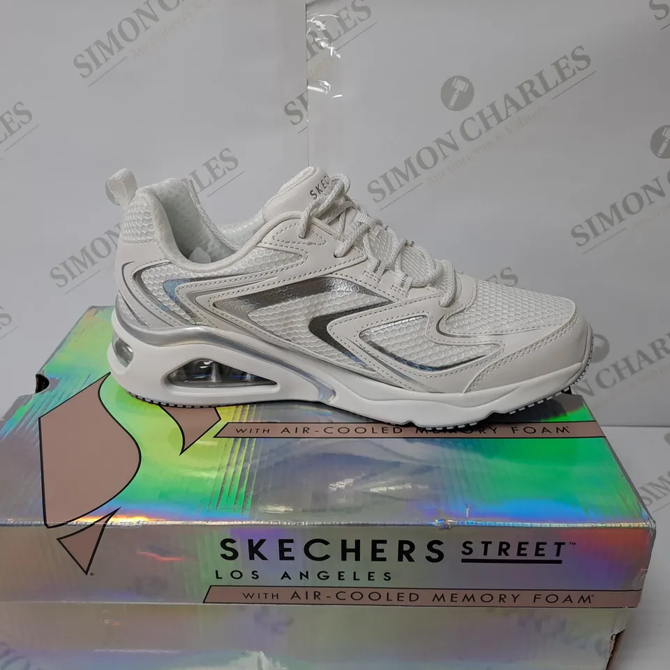 BOXED PAIR OF SKETCHERS LOS ANGELES STREET TRAINERS // SIZE: 6 UK
