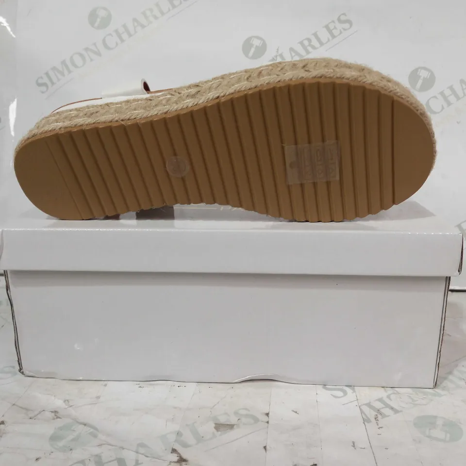 BOXED PAIR OF CM PARIS OPEN TOE SANDALS IN WHITE EU SIZE 38